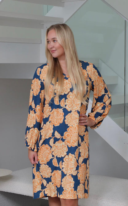 Kukkakuosinen mekko naisille, sininen ja oranssi kuosi, väljä malli, pitkähihainen mekko, rento ja näyttävä