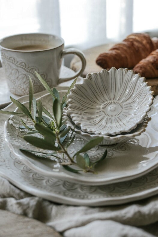 Käsintehty keraaminen kukanmuotoinen Blooming Happiness -minikulho Majas Cottagelta, valkoinen koristeellinen pikkukulho kattaukseen tai sisustukseen.