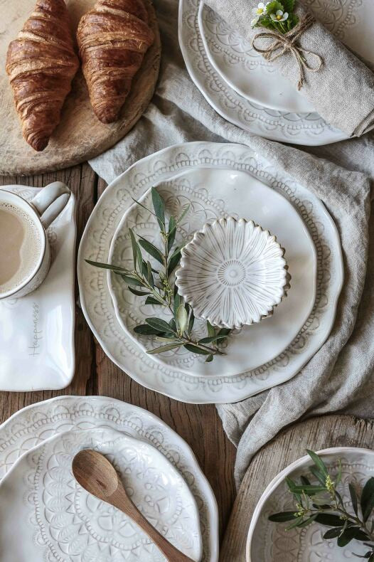 Käsintehty keraaminen kukanmuotoinen Blooming Happiness -minikulho Majas Cottagelta, valkoinen koristeellinen pikkukulho kattaukseen tai sisustukseen.