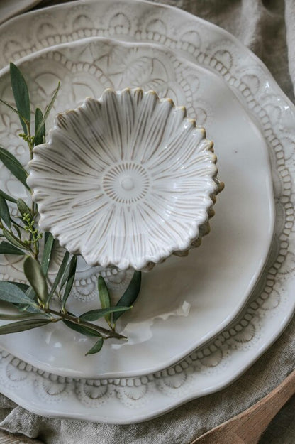 Käsintehty keraaminen kukanmuotoinen Blooming Happiness -minikulho Majas Cottagelta, valkoinen koristeellinen pikkukulho kattaukseen tai sisustukseen.