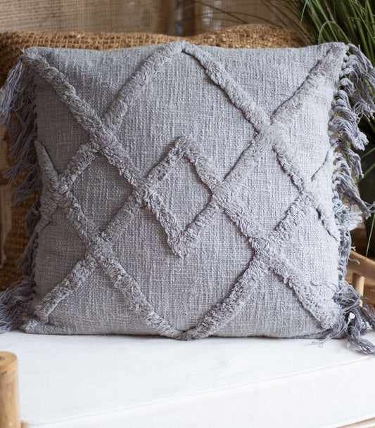 Harmaa koristetyyny tuftatulla kuviolla ja tupsureunoilla, puuvillatyyny 50x50 cm