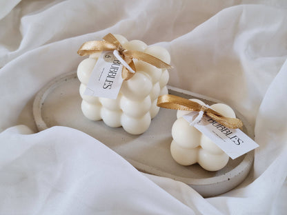 Käsintehty Kupla-soijavahakynttilä ylang ylangin ja jasmiinin tuoksulla. Saatavana pienessä ja suuressa koossa.