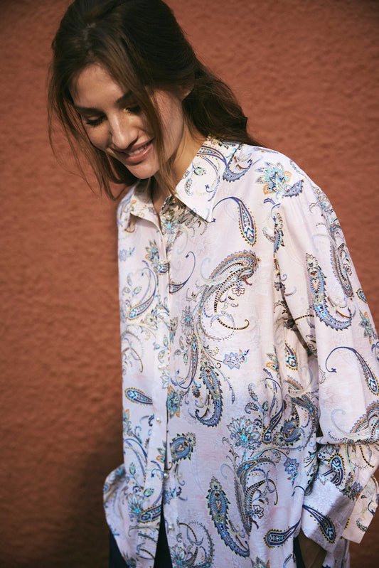Carpenter-kauluspaita pastellisävyisellä paisley-kuviolla, kevyt ja naisellinen paita kevääseen
