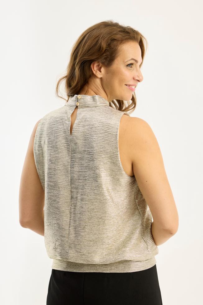 Chypre-topp, kullanvärinen toppi korkealla kauluksella ja rypytyksillä. Vuorellinen malli, elegantti ja juhlapukeutumiseen sopiva.