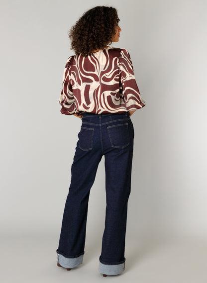 Clara-paita YEST, bordeaux-värinen pusero abstraktilla kuosilla ja pussihihoilla. Pehmeä viskoosikangas ja naisellinen, elegantti malli.