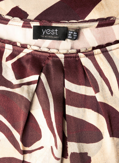 Clara-paita YEST, bordeaux-värinen pusero abstraktilla kuosilla ja pussihihoilla. Pehmeä viskoosikangas ja naisellinen, elegantti malli.