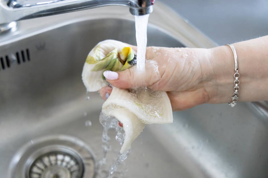 Design tiskirätti Oliivit – ekologinen ja kompostoitava tiskirätti