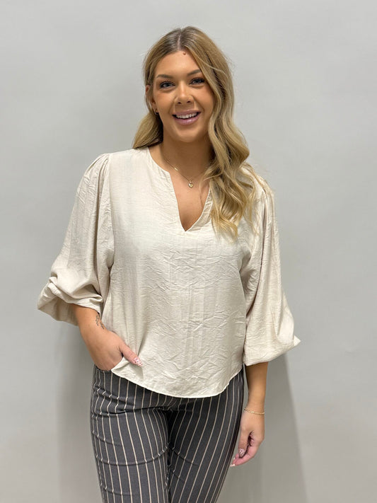 Ellinora Mix by Heart -pusero, V-pääntie ja pitkät puffihihat kapeilla resoreilla.