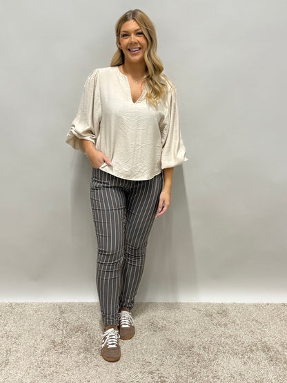 Ellinora Mix by Heart -pusero, V-pääntie ja pitkät puffihihat kapeilla resoreilla.