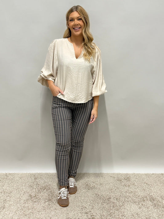 Ellinora Mix by Heart -pusero, V-pääntie ja pitkät puffihihat kapeilla resoreilla.