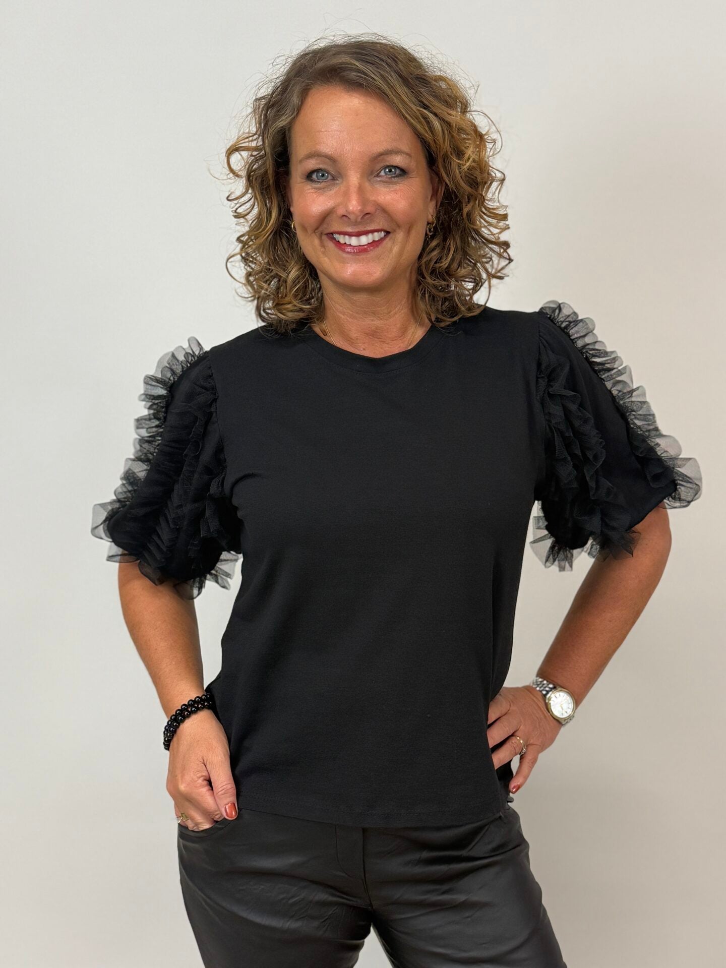 Musta Emina-toppi, jossa lyhyet tyllisomisteiset puffihihat.