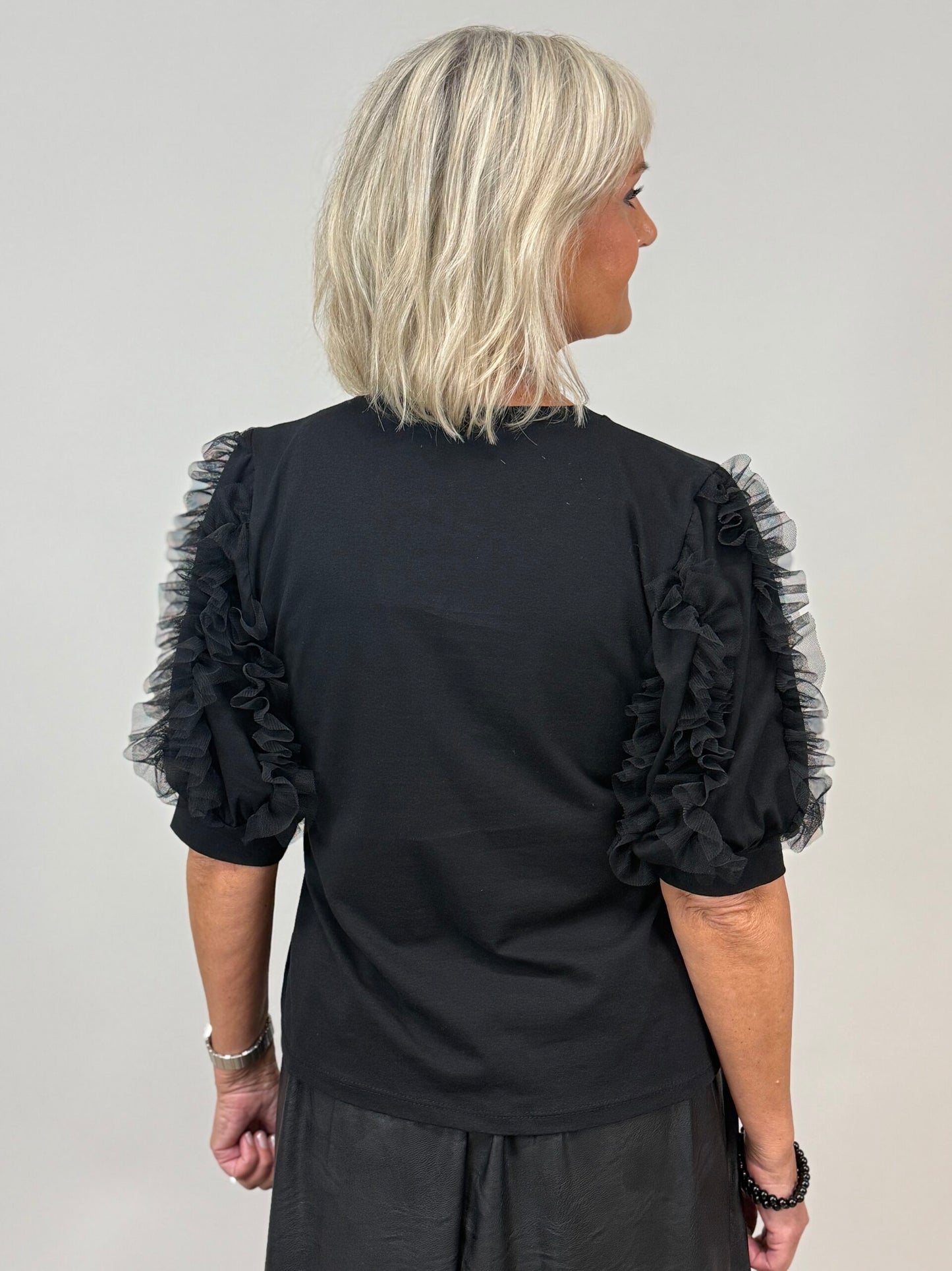 Musta Emina-toppi, jossa lyhyet tyllisomisteiset puffihihat.