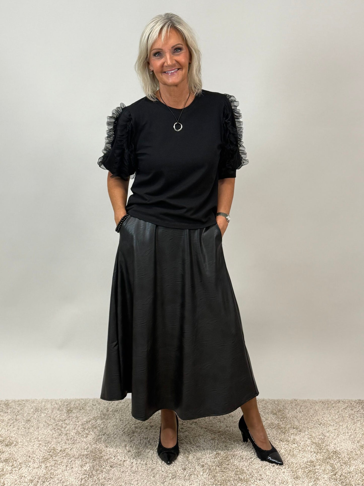 Musta Emina-toppi, jossa lyhyet tyllisomisteiset puffihihat.