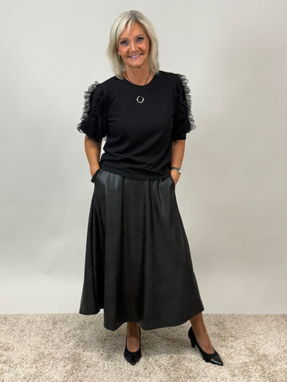 Musta Emina-toppi, jossa lyhyet tyllisomisteiset puffihihat.