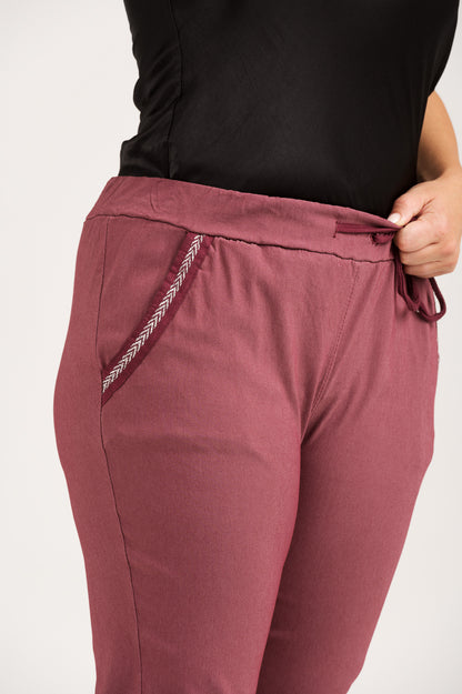 Kotirouva Erin stretch -housut – joustavat puuvillahousut kimaltavin koristenauhoin ja narukiristettävällä vyötäröllä