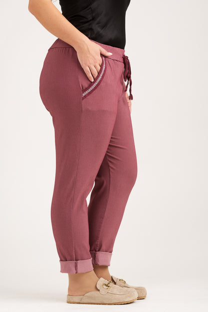 Kotirouva Erin stretch -housut – joustavat puuvillahousut kimaltavin koristenauhoin ja narukiristettävällä vyötäröllä