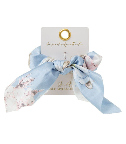 Vaaleansininen kukkakuosinen hiusdonitsi rusetilla, boheemi scrunchie hiuksiin