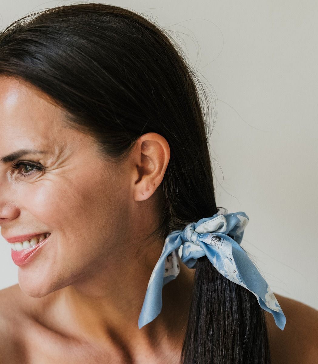 Vaaleansininen kukkakuosinen hiusdonitsi rusetilla, boheemi scrunchie hiuksiin