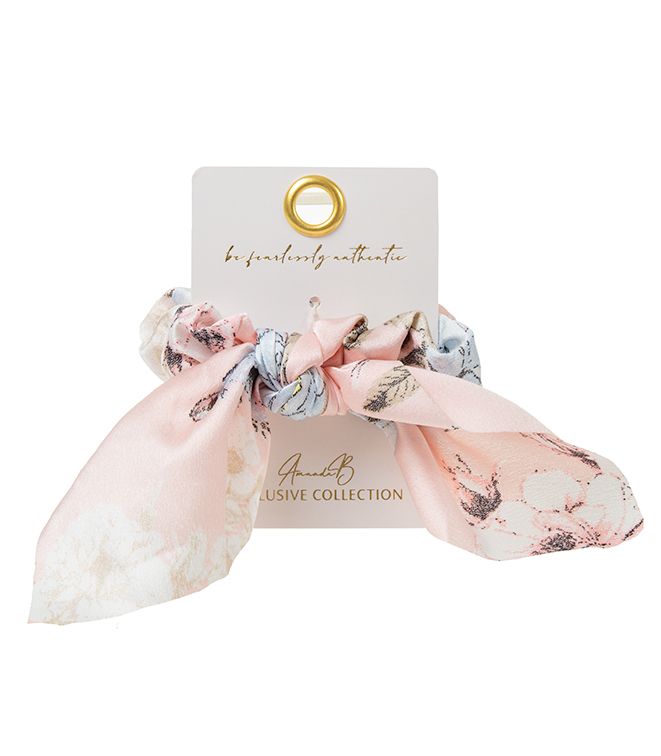 Vaaleansininen kukkakuosinen hiusdonitsi rusetilla, boheemi scrunchie hiuksiin