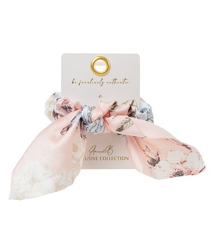 Vaaleansininen kukkakuosinen hiusdonitsi rusetilla, boheemi scrunchie hiuksiin