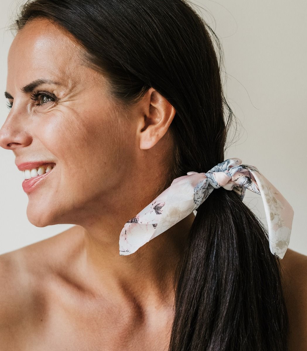 Vaaleansininen kukkakuosinen hiusdonitsi rusetilla, boheemi scrunchie hiuksiin