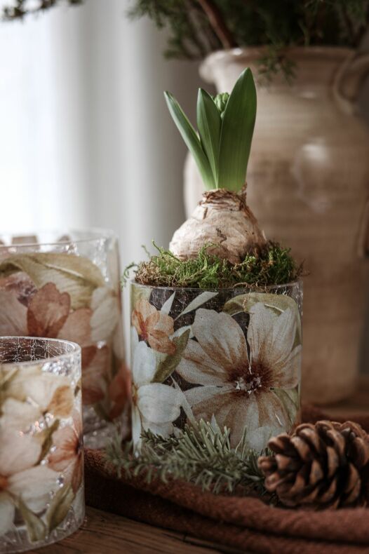 Käsintehty krakleerattu lasilyhty kukka- ja lehtikuviolla. Majas Cottage lahjoittaa 10% tuotteen tuotoista Barncancerfondenille.