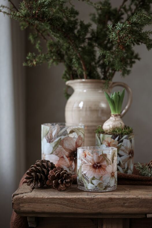 Käsintehty krakleerattu lasilyhty kukka- ja lehtikuviolla. Majas Cottage lahjoittaa 10% tuotteen tuotoista Barncancerfondenille.