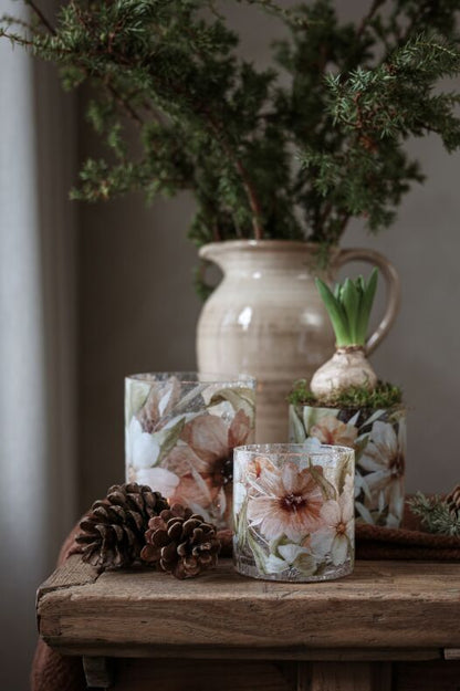 Käsintehty krakleerattu lasilyhty kukka- ja lehtikuviolla. Majas Cottage lahjoittaa 10% tuotteen tuotoista Barncancerfondenille.