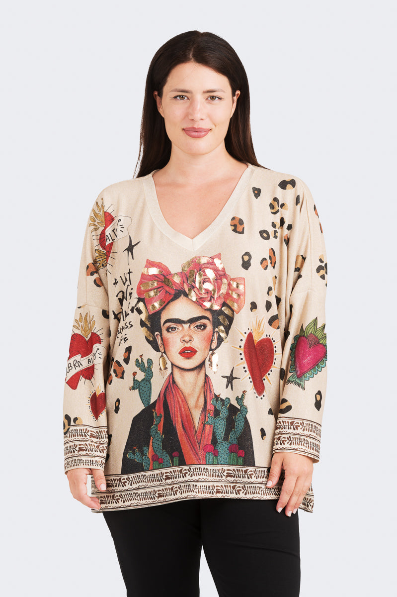 Värikäs Frida-neule, jossa sydänkuviointi, kultaiset tehosteet ja V-pääntie – mukava ja laskeutuva yhden koon neule.