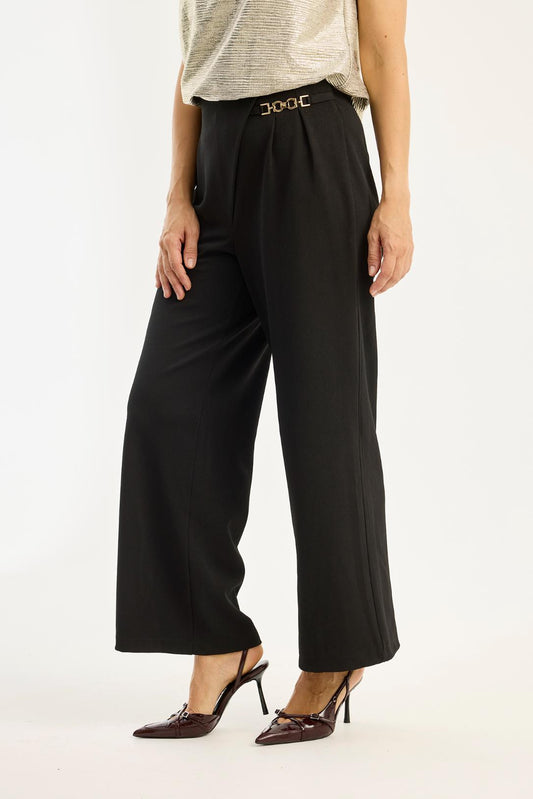 Funny-housut iN FRONT, mustat leveälahkeiset housut korkealla vyötäröllä, sivuvetoketju ja kaunis vyötärön yksityiskohta – elegantit ja tyylikkäät.