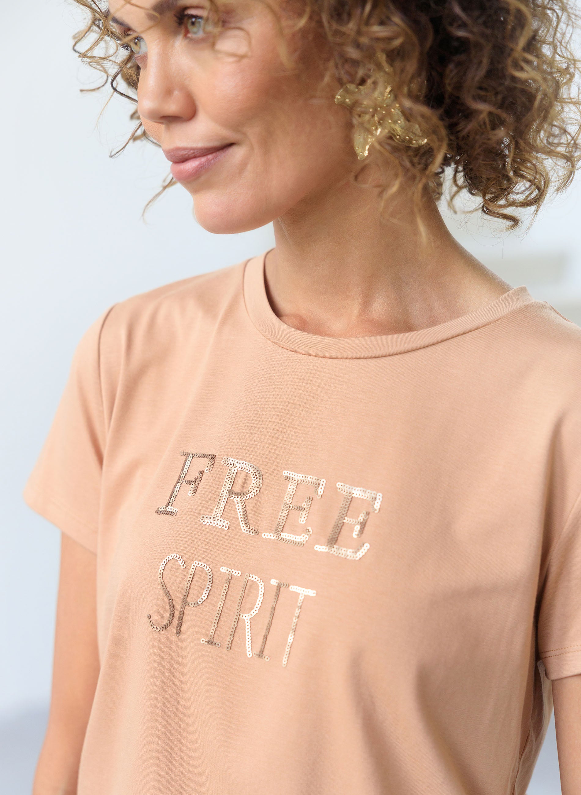 Gianina T-paita Free Spirit tekstillä, rento regular-fit, pehmeä materiaali ja iloinen teksti, monikäyttöinen arkeen