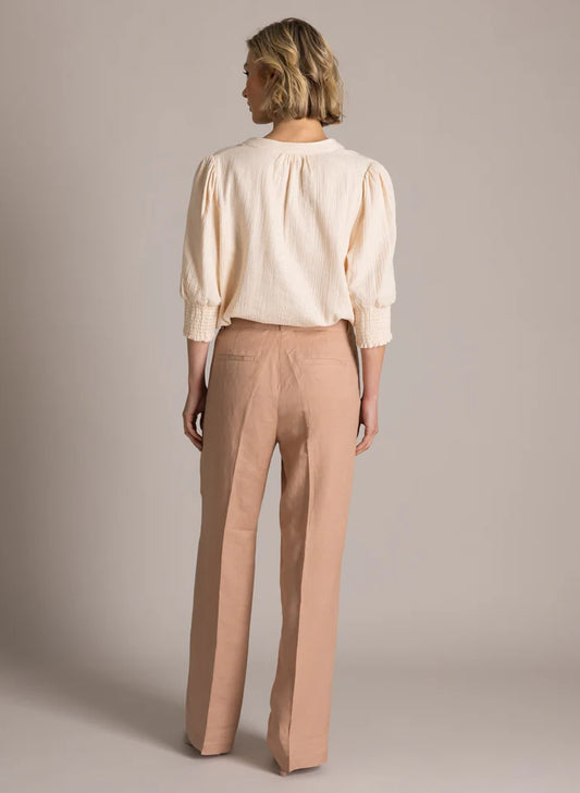 Kevyet pellavasekoitehousut suoralla lahkeella ja prässätyllä etuosalla, tyylikkäät kesähousut arkeen ja juhlaan