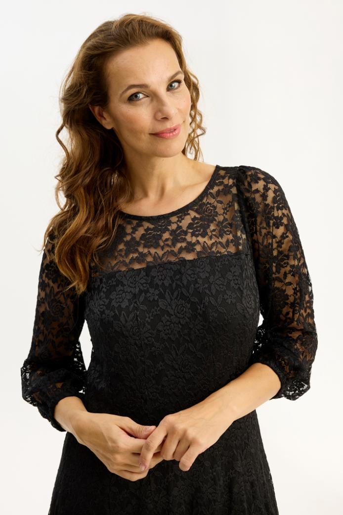 iN FRONT pitsimekko, elegantti ja naisellinen mekko pitsikuviolla ja vuorilla. Juhlapukeutumiseen sopiva, joustava ja mukava mekko.