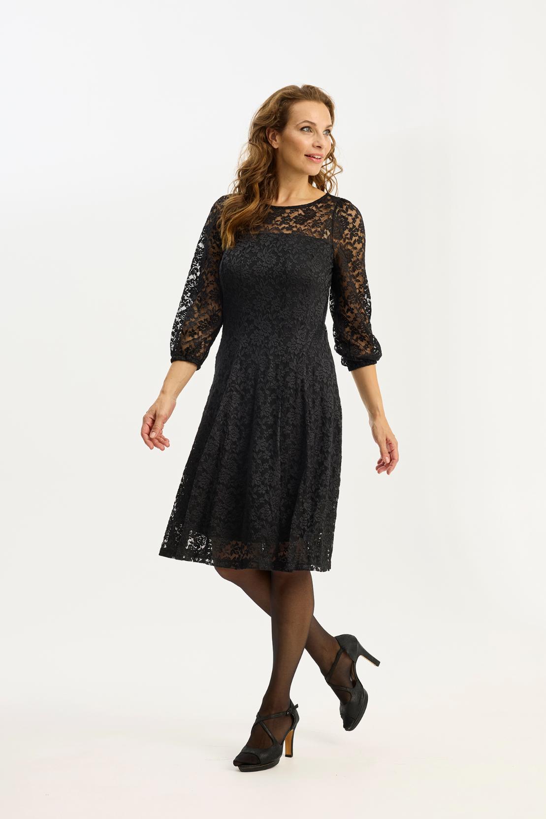 iN FRONT pitsimekko, elegantti ja naisellinen mekko pitsikuviolla ja vuorilla. Juhlapukeutumiseen sopiva, joustava ja mukava mekko.