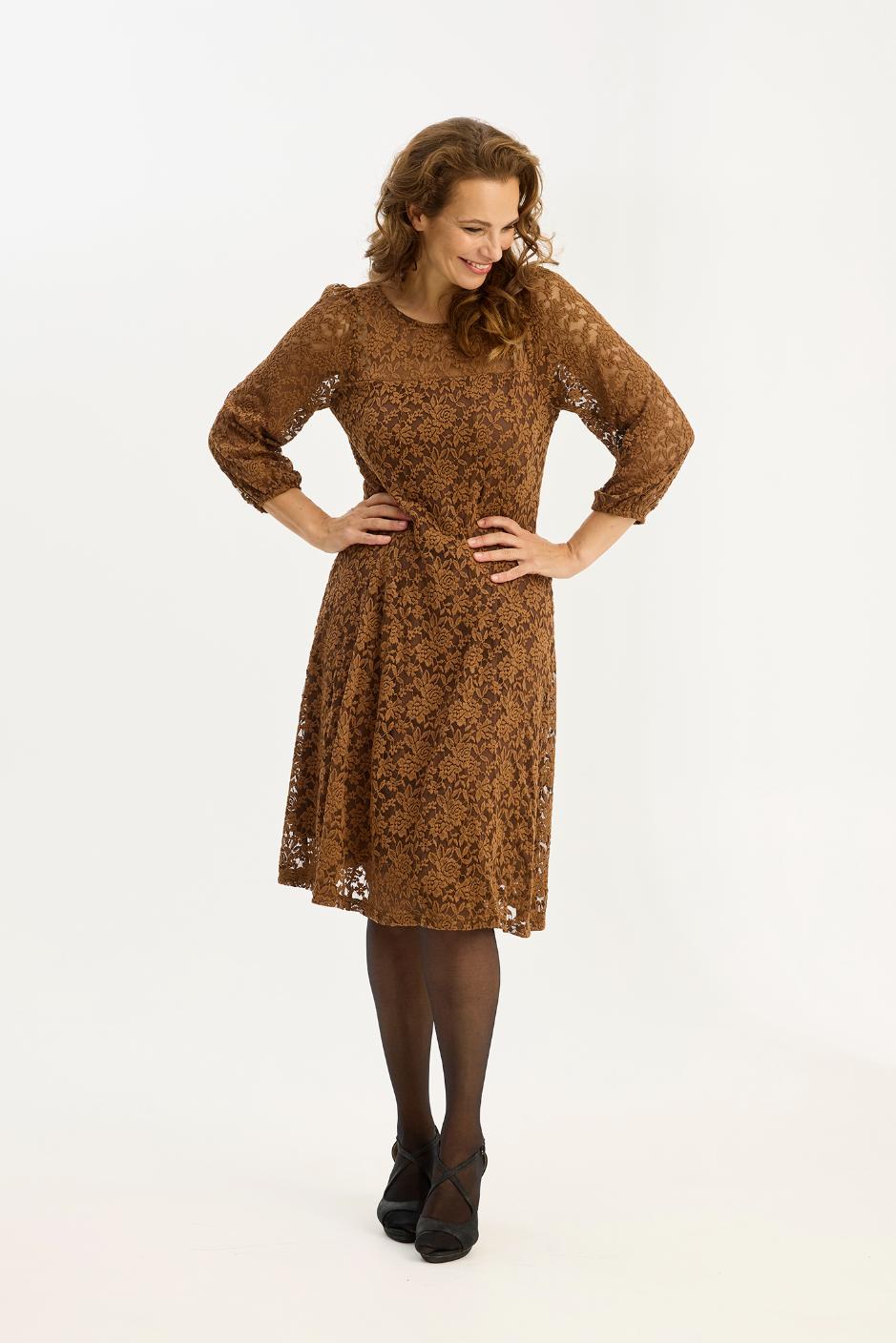 iN FRONT pitsimekko, elegantti ja naisellinen mekko pitsikuviolla ja vuorilla. Juhlapukeutumiseen sopiva, joustava ja mukava mekko.