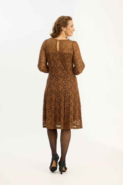 iN FRONT pitsimekko, elegantti ja naisellinen mekko pitsikuviolla ja vuorilla. Juhlapukeutumiseen sopiva, joustava ja mukava mekko.