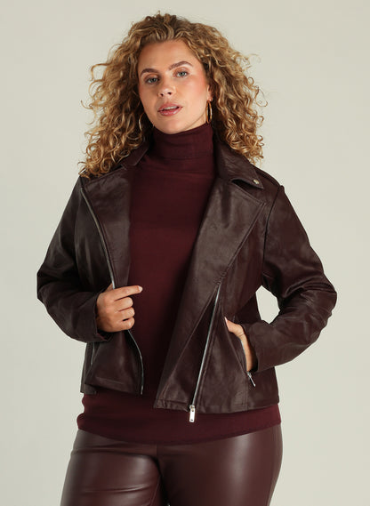 Grace tekonahkatakki burgundynsävyisenä, biker-tyylinen lyhyt takki vinovetoketjulla ja metalliyksityiskohdilla. Tyylikäs ja helppohoitoinen PU-takki.