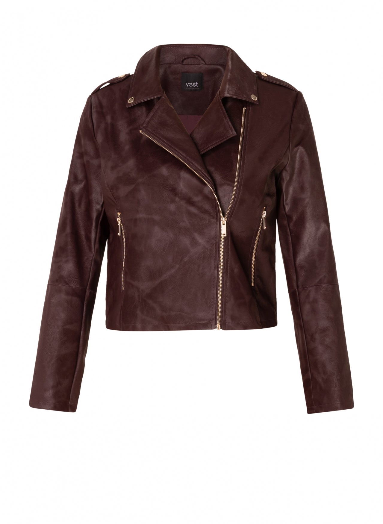 Grace tekonahkatakki burgundynsävyisenä, biker-tyylinen lyhyt takki vinovetoketjulla ja metalliyksityiskohdilla. Tyylikäs ja helppohoitoinen PU-takki.