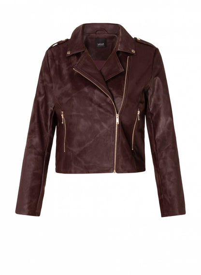 Grace tekonahkatakki burgundynsävyisenä, biker-tyylinen lyhyt takki vinovetoketjulla ja metalliyksityiskohdilla. Tyylikäs ja helppohoitoinen PU-takki.