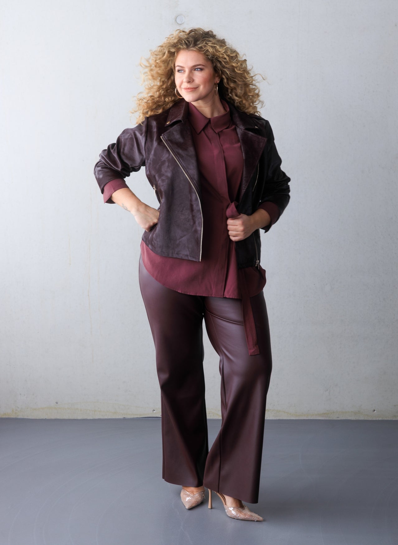 Grace tekonahkatakki burgundynsävyisenä, biker-tyylinen lyhyt takki vinovetoketjulla ja metalliyksityiskohdilla. Tyylikäs ja helppohoitoinen PU-takki.