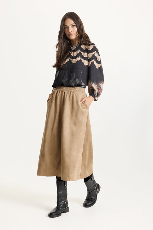 Naisten Gudrun pitkä hame iN FRONT, joustava ja pehmeä kangas, kuminauhavyötärö ja taskut, monikäyttöinen arkeen ja vapaa-aikaan.