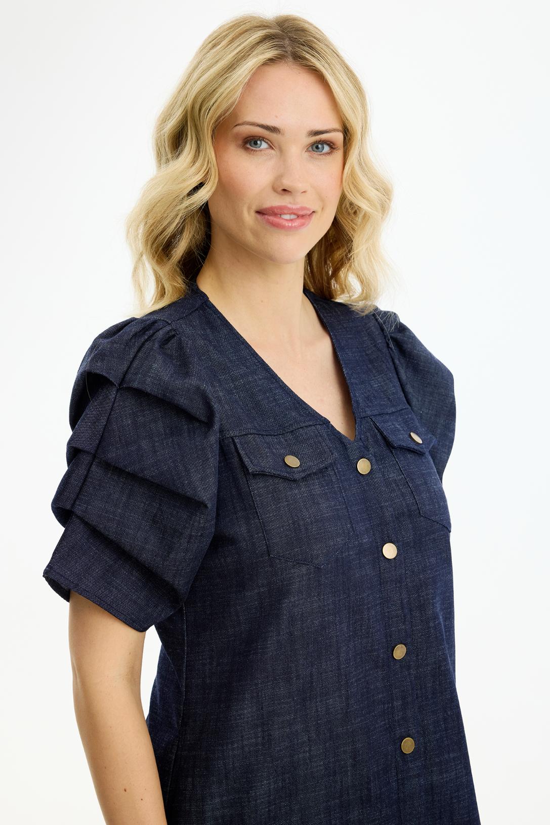 tummansininen denim‑mekko puff‑hihoilla ja nappirivillä edestä