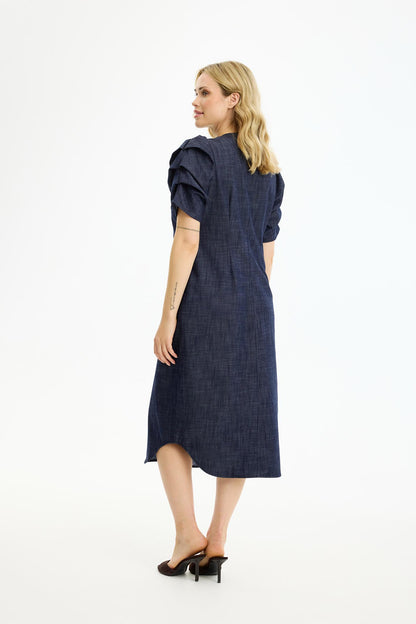 tummansininen denim‑mekko puff‑hihoilla ja nappirivillä edestä