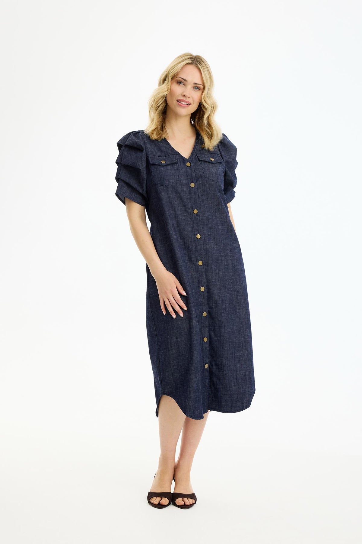 tummansininen denim‑mekko puff‑hihoilla ja nappirivillä edestä