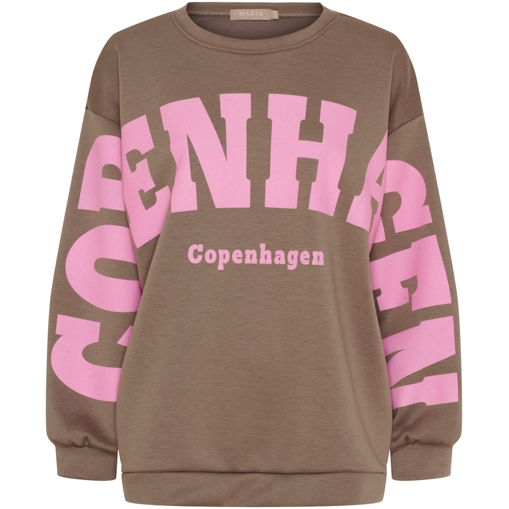 Martan Hibiscus collegepusero, jossa etupuolella “Copenhagen”-teksti. Pitkähihainen, pehmeä ja rento pusero.