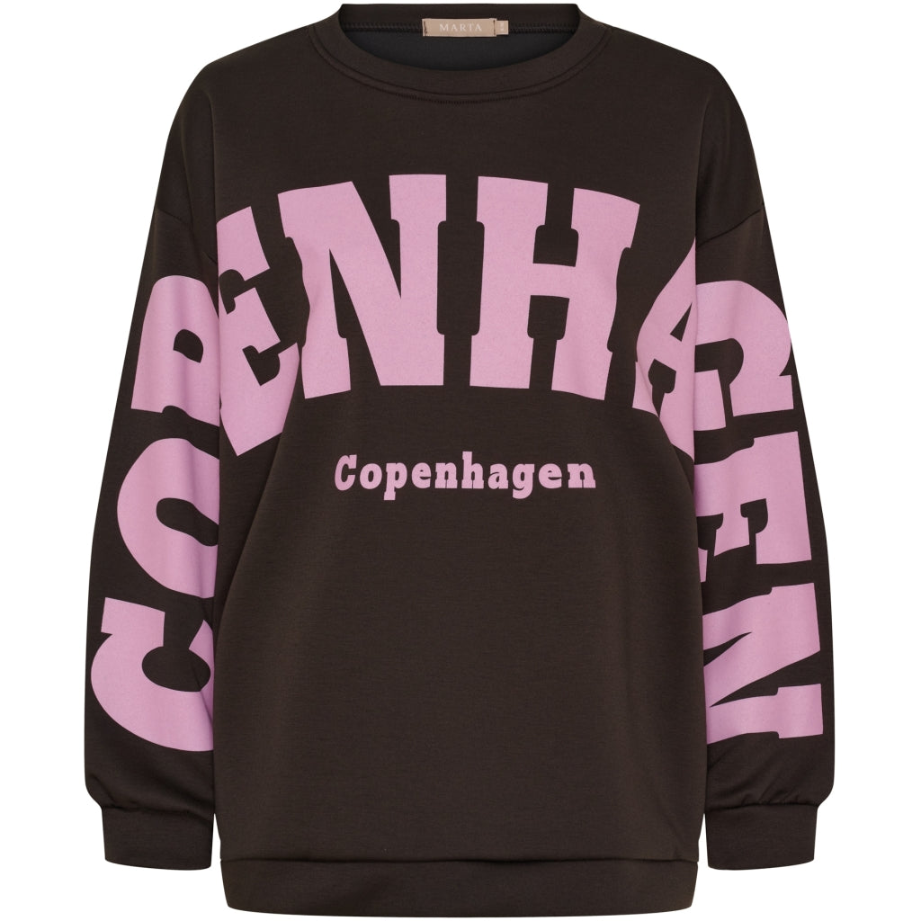 Martan Hibiscus collegepusero, jossa etupuolella “Copenhagen”-teksti. Pitkähihainen, pehmeä ja rento pusero.