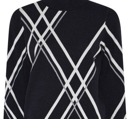 Hot Stripe Knit -neulemekko korkealla kauluksella. Moderni ja samalla klassinen malli.