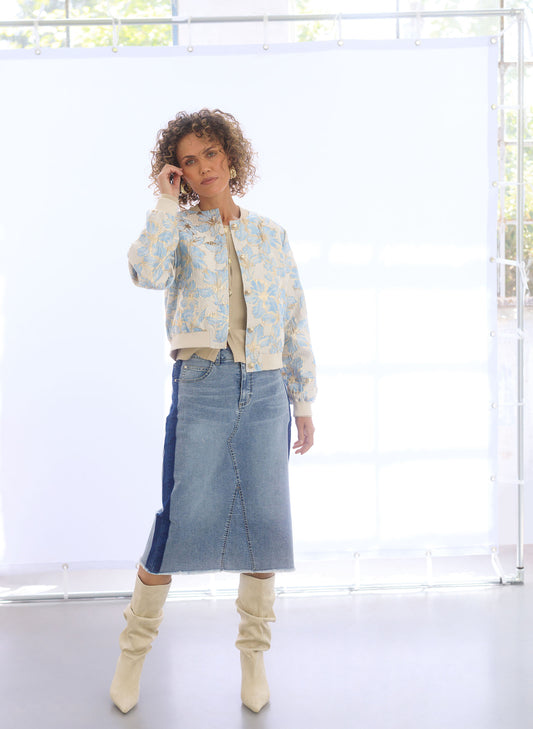 Ivana-kevättakki brokadikankaasta, naisellinen bomber-mallinen takki kullanvärisillä napeilla