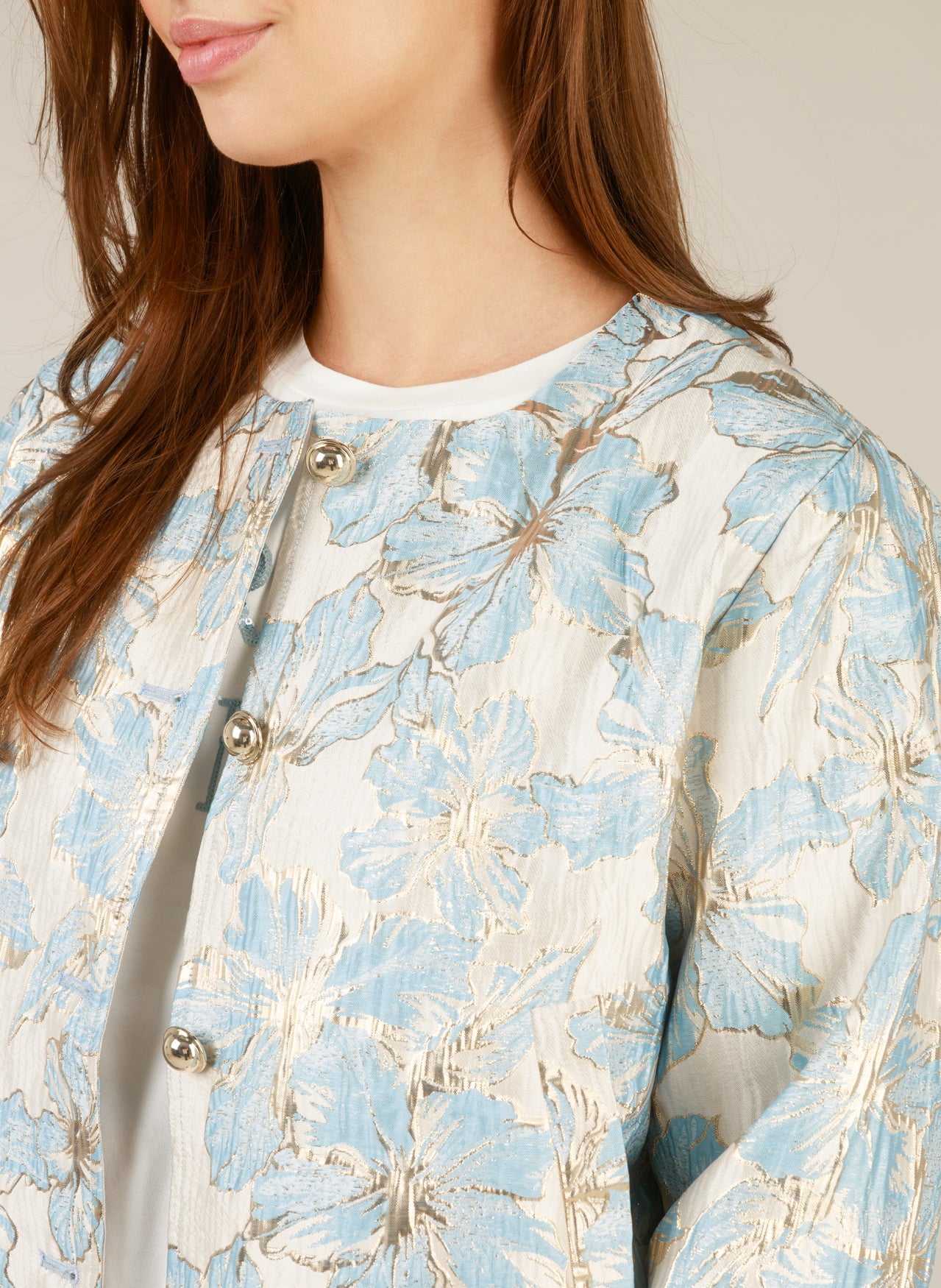 Ivana-kevättakki brokadikankaasta, naisellinen bomber-mallinen takki kullanvärisillä napeilla