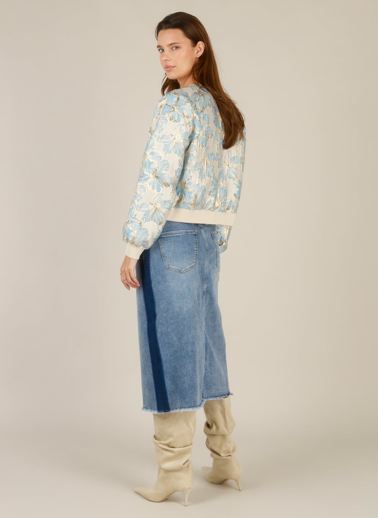 Ivana-kevättakki brokadikankaasta, naisellinen bomber-mallinen takki kullanvärisillä napeilla